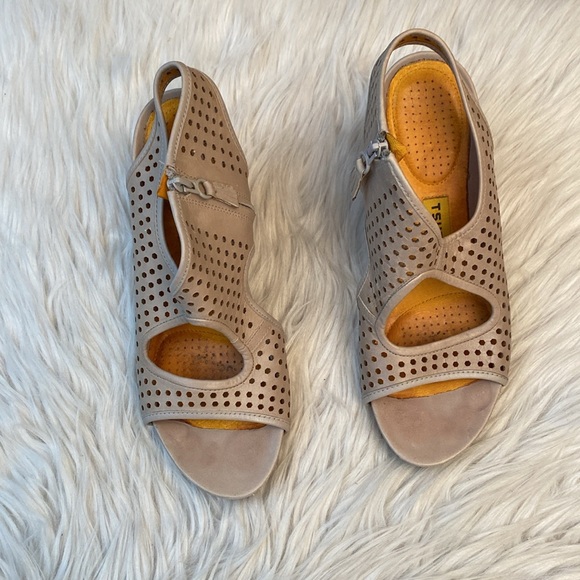 Tsubo Casius Leather Heels in Putty, Size 7 - Picture 7 of 17